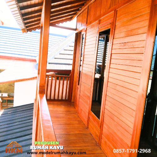Teras Rumah Kayu dua lantai